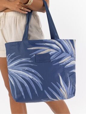 ALOHA COLLECTION Day Tripper Bag in Hanalei Moon in Navy
